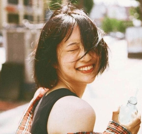 超甜■笑起来超甜的女生，嘴唇会有的“3特征”，中一条异性缘踏破门槛