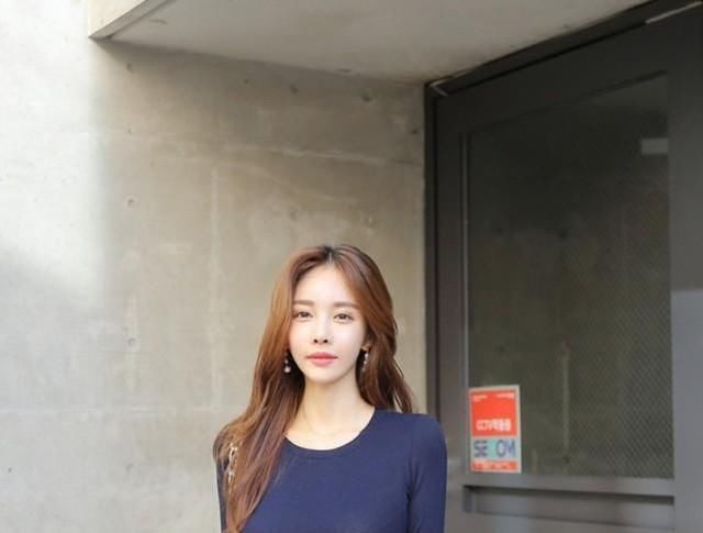 美女街拍，打底裤很好的衬出你高挑修长的身材