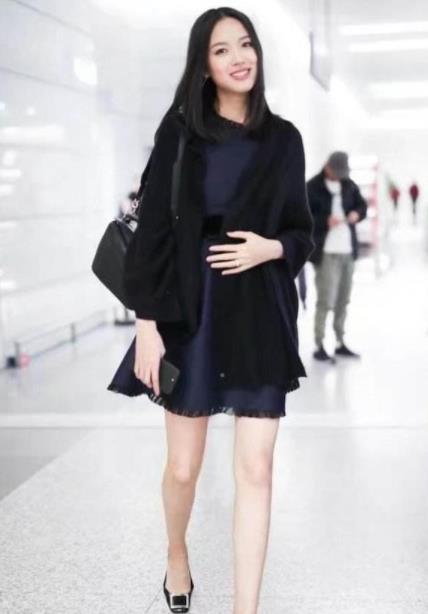 「小姐姐」街拍:小姐姐身穿碎花长裙,唯美大气,恬静优雅