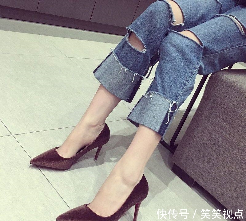 纤巧:尖头高跟鞋纤巧细致,优雅中散发迷人的魅力
