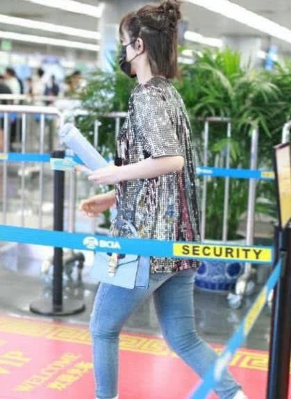 杨紫身高成谜，裤脚塞进袜子里辣眼睛，休闲鞋穿出恨天高的感觉！