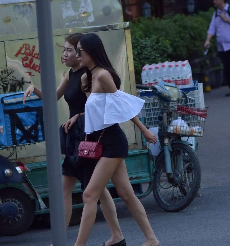 街拍：大长腿修长细直靓丽时尚的小姐姐，天生丽质楚楚动人！