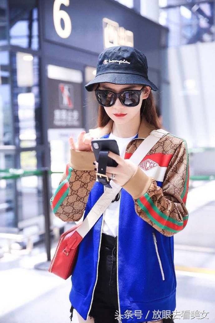 戚薇热裤美腿性感街拍照