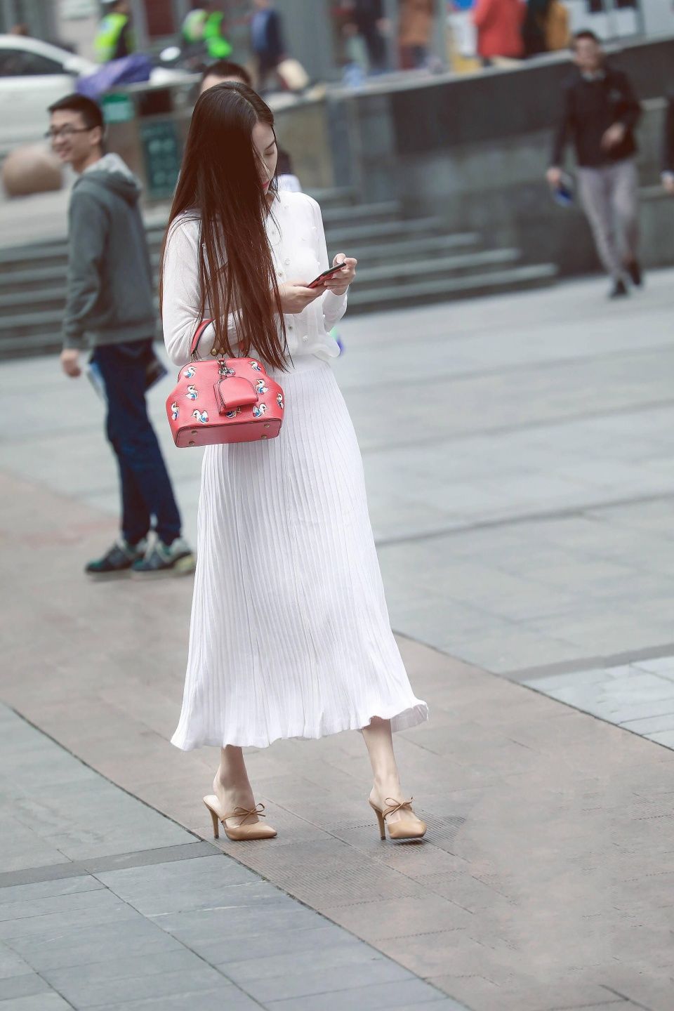 街拍：图1小姐姐会玩，V领礼服清凉着装，图4小姐姐腰真细！