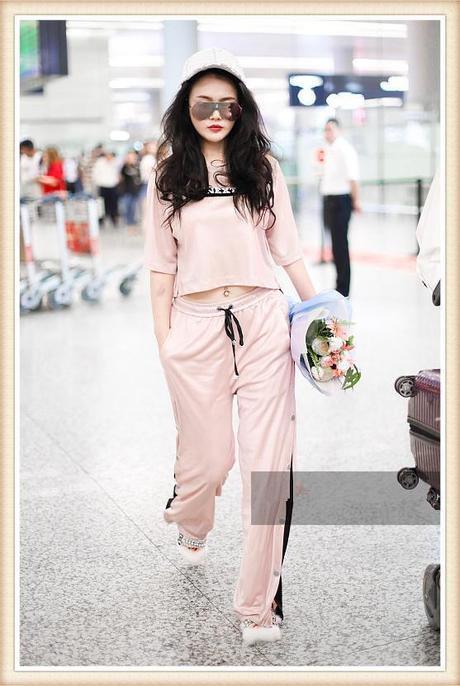 冉莹颖终于赢了一回，穿露脐装撞上庄思明，网友：还是睡衣更吸睛