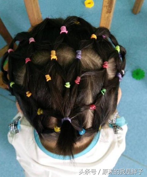 妈妈每天给女儿扎不一样的发型，把闺女交给爸爸带一天，扎心了!