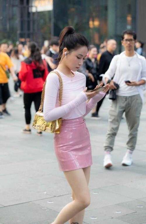  #女生#漂亮显曲线的包臀半身裙，如何选择才让女生更时尚好看不俗气？
