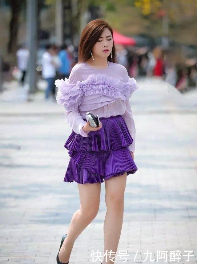 显得|路人街拍:靓女穿着一件浅黄色的连衣裙,显得非常妩媚