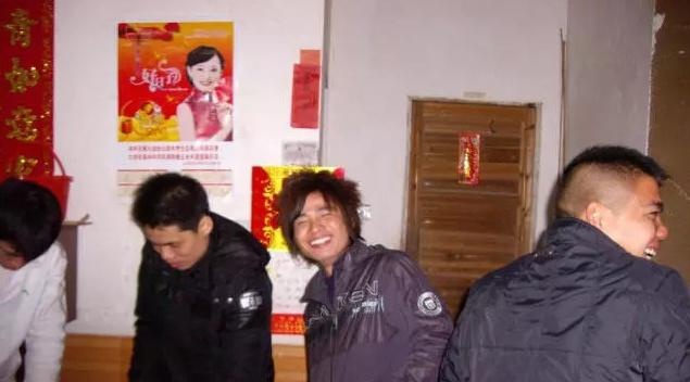 农村出现“少爷”家境贫寒不打工不种地，每天闲逛打牌却不缺钱花