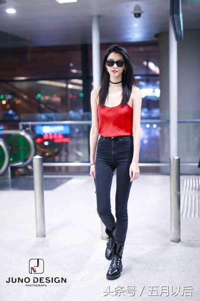 奚梦瑶真敢穿!这上衣的吊带都快比绳子还细了，网友:不怕断掉?