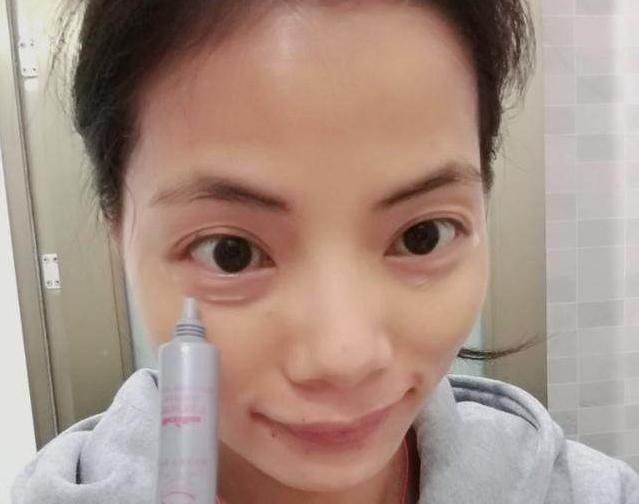 护肤时,涂眼霜是在第几步?很多女人不懂,总在