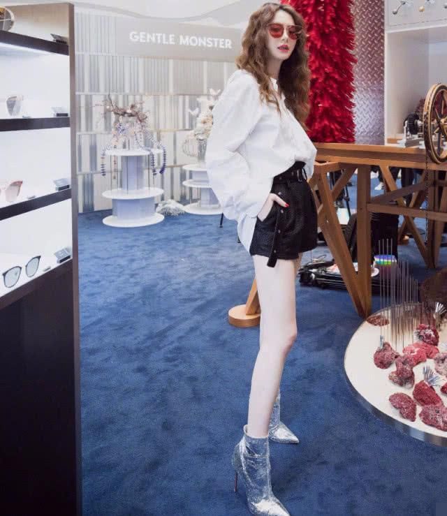 戚薇太会穿啦!白衬衫配黑短裤秀出大长腿，网友:戚哥白的反光