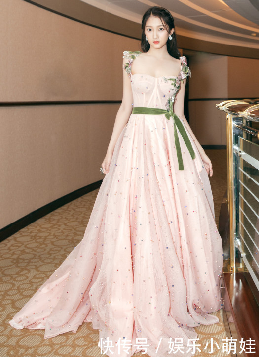 关晓彤豁出去了？裹胸露脐搭银皮短裤，这是衣品回归还是掉线？