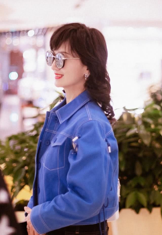 『显嫩』66岁赵雅芝还穿牛仔外套,配紧身牛仔裤超显嫩,说她38岁我也信了