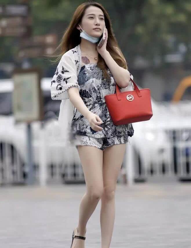 街拍：美腿俊美前卫的小姐姐，穿着看起来展现出独个性很有韵味！