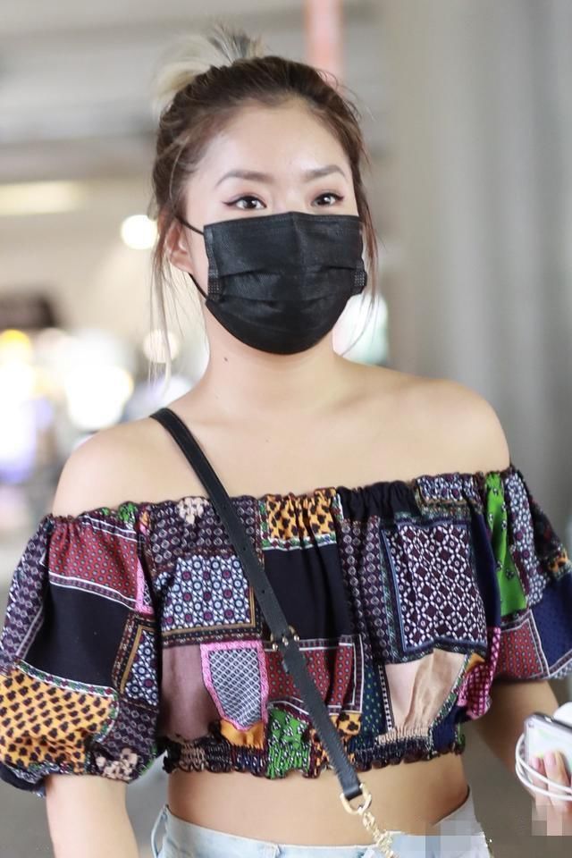 全靠自信，王菊硬是将露肩“乞丐装”穿出了时尚感来！