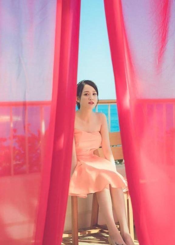 39岁陈乔恩和23岁徐璐同穿粉色抹胸裙，年轻居然败给了冻龄