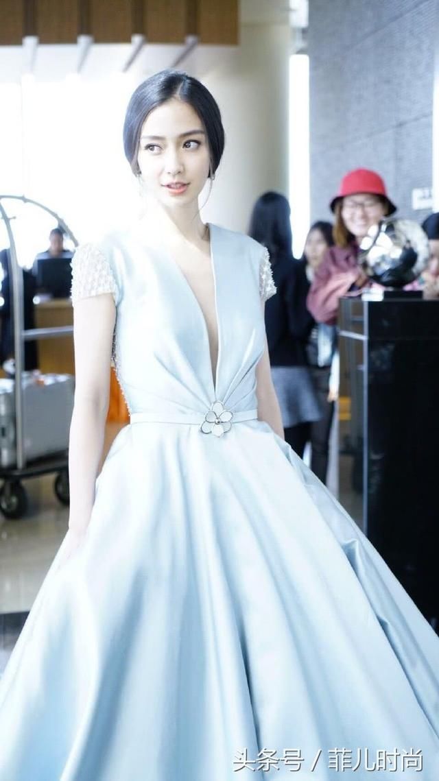 杨颖穿露背蓝裙现身，看到她脚上的纹身我沉默了，网友：这才时尚