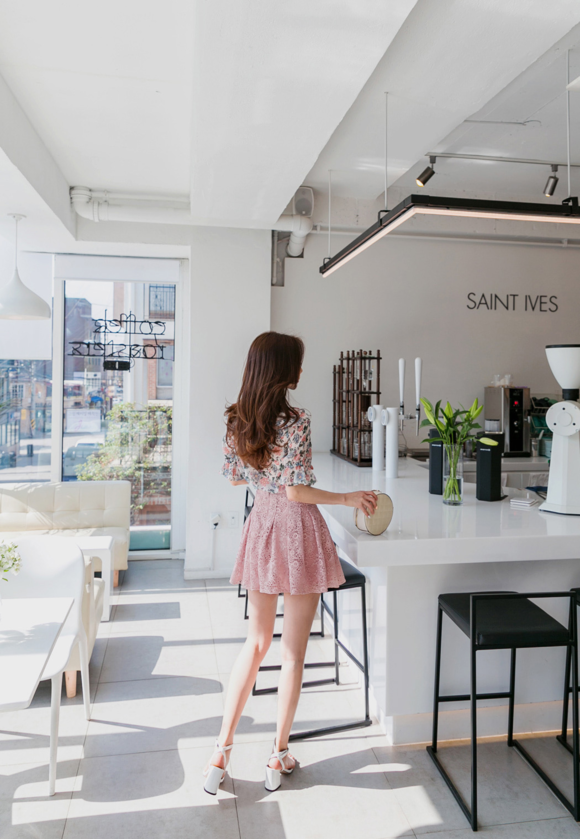 女神孙允珠，槐春暮雪墨笔钩花幽梦百褶裙