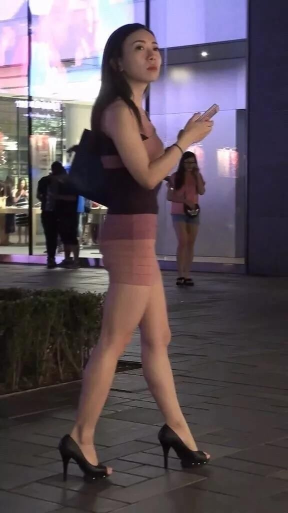 街拍路人，格条连衣裙搭配高跟鞋穿搭参考，夜幕之下显得更加时尚