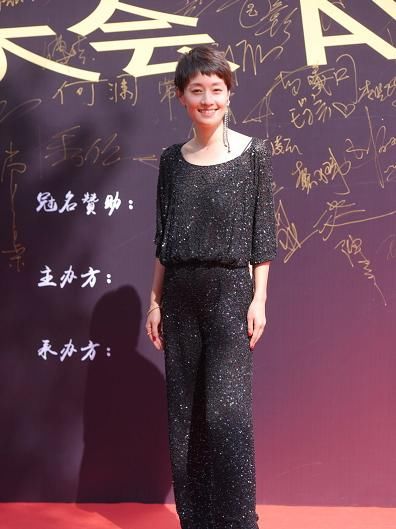 连体:马伊琍气质非一般,穿黑色亮片连体裤配单边耳环,满满的高级感