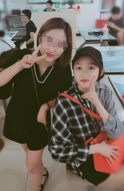 关晓彤，吃麻辣烫，是不是又瘦又漂亮?网友:瘦回来就不用像蒋欣