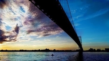 这条河底藏了无数的秘密，河里甚至不允许民众潜水