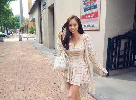 街拍时尚: 气质女神吊带连衣裙, 充满仙气的穿搭, 走街上吸睛无数