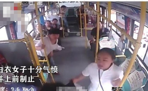  [站点]又抢方向盘！女子因站点停车问题抢方向盘，乘客：没看新