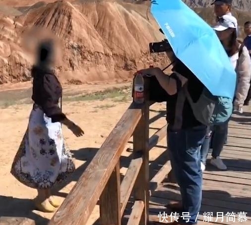 女游客不听劝阻翻护栏，踩着丹霞地貌，景区：一个脚印60年！