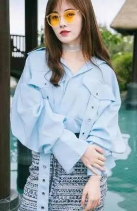 和小四差不多高的鞠婧祎，靠穿衣穿出了1米8的大长腿，这腿比关晓