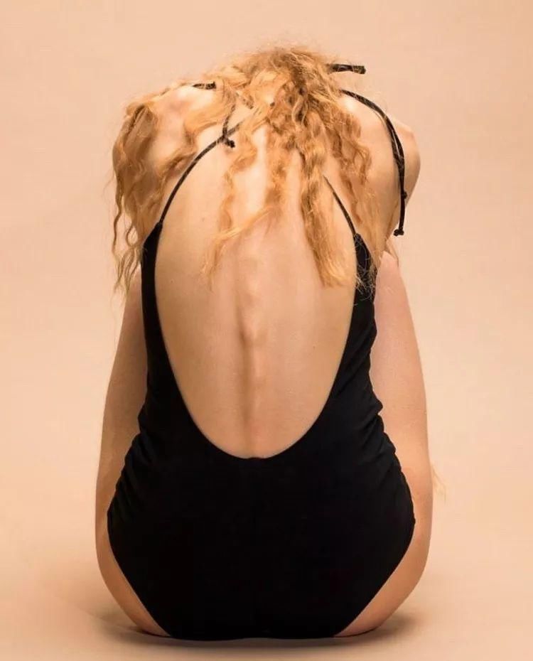 高级的泳衣，一定是纯色的!