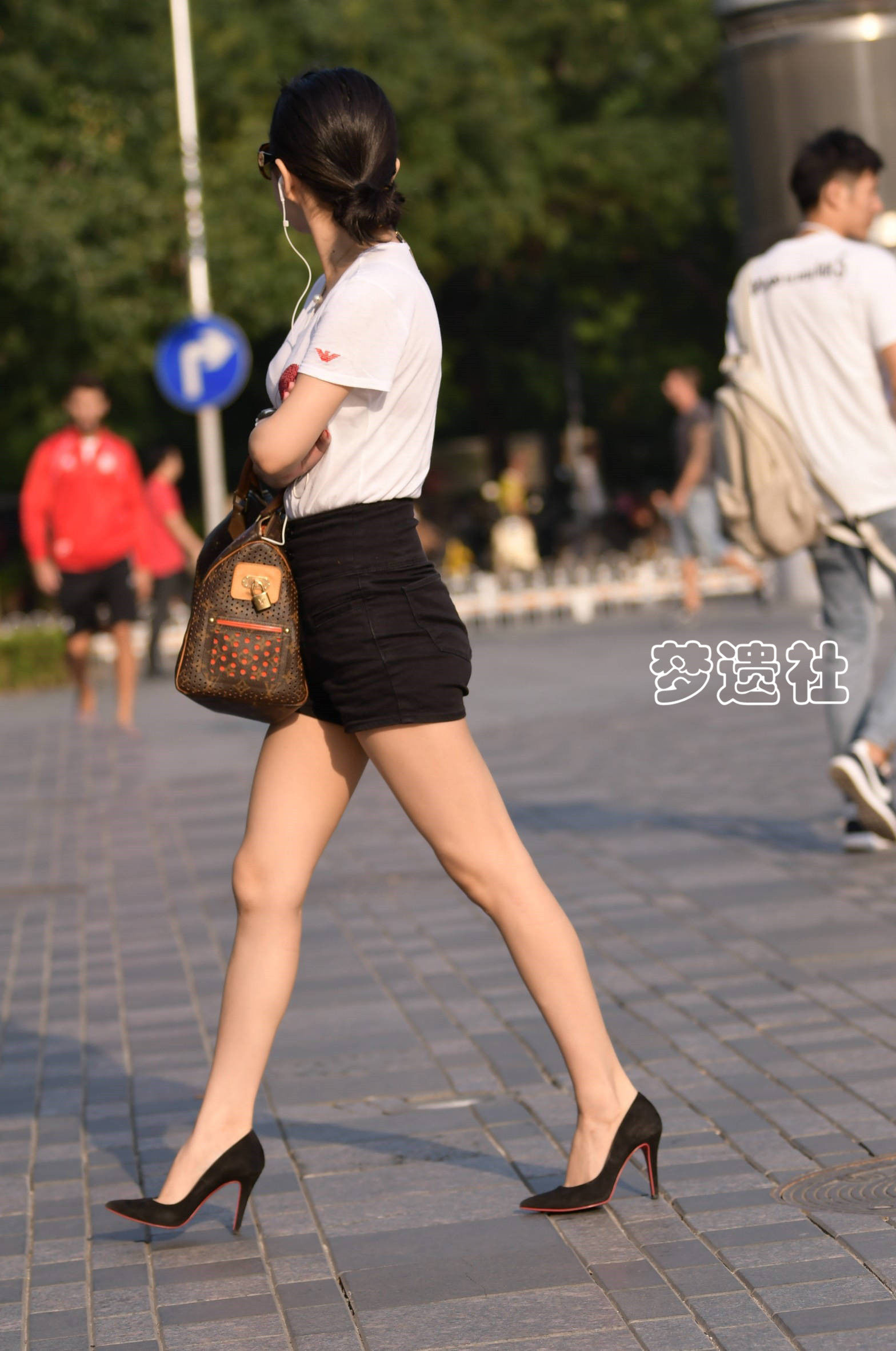 美女街拍:有点高冷,有点傲气,也有点性感