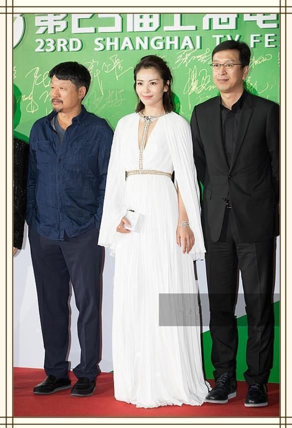 当35岁黄圣依和40岁刘涛同穿深V裙，才发现性感与优雅差距有多大