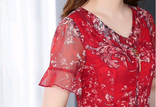 39岁的妈妈真没故意扮嫩，全靠减龄连衣裙，嫩的像20岁小姑娘