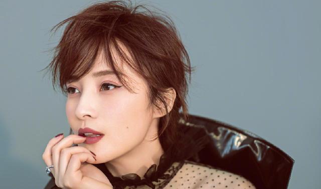 蒋勤勤身穿西服外套+连体裤，气质出众不显老，网友：她有43岁吗