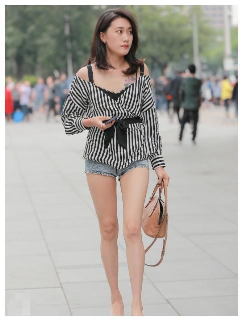 街拍:图三穿连体短裤,“奶白”的美腿,令人“心扉荡漾”!