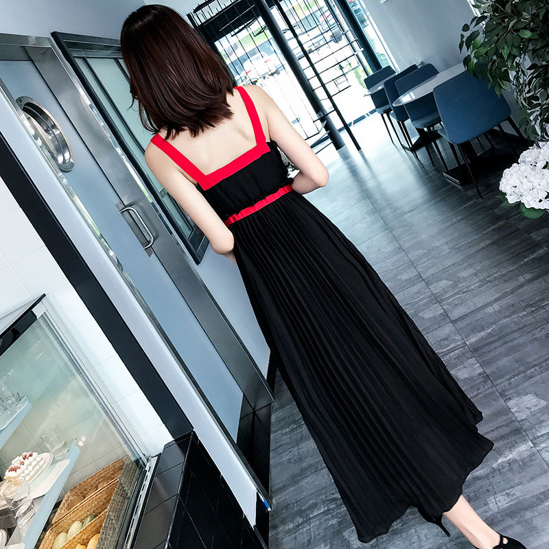 我的妈呀!40岁小姨逛街被人喊小姐姐，只因穿一条吊带裙惹的祸