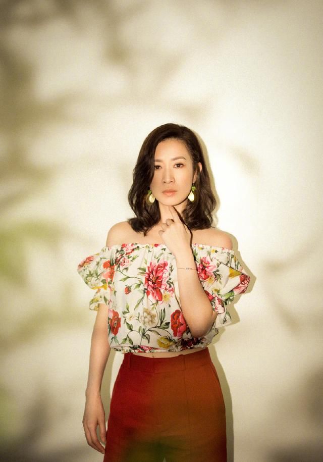 佘诗曼真大胆!波点上衣只穿一半就上台,网友:衣服怎么不好好穿