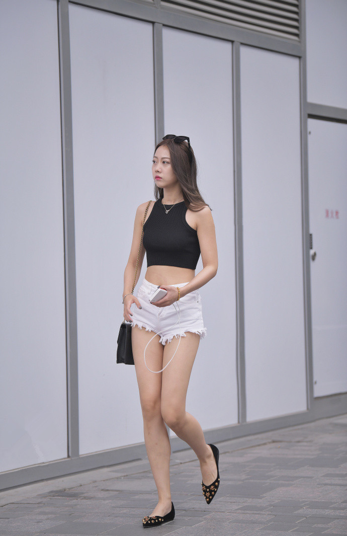 身材紧身衣美女，衬托她性感妩媚身材比例，令人遥不可及