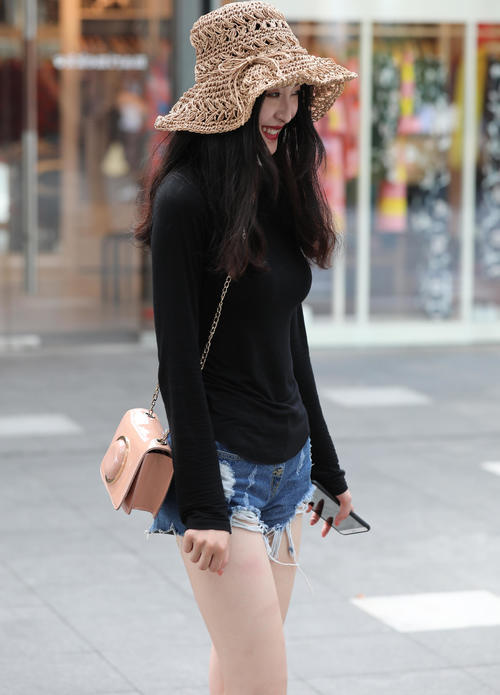 气质小姐姐超短裤勾出饱满美腿，和男友打电话脸上的表情亮了