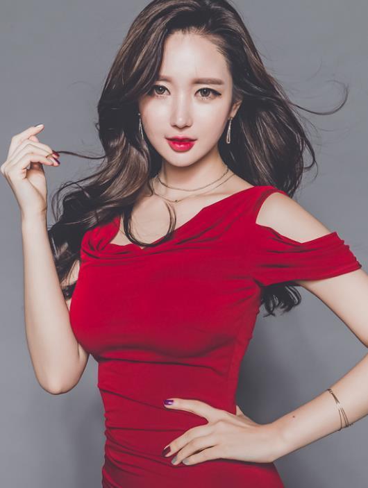  红色|李妍静，一件红色的修身连衣裙女神气质