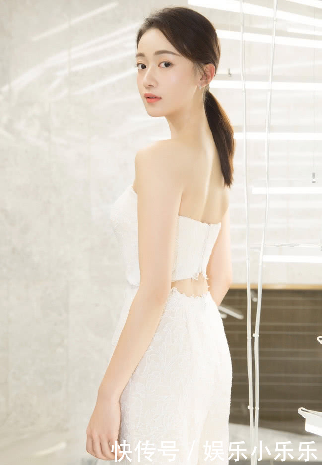 于正力捧的吴谨言亮相，身材干瘪撑不起吊带裙，太尴尬了！