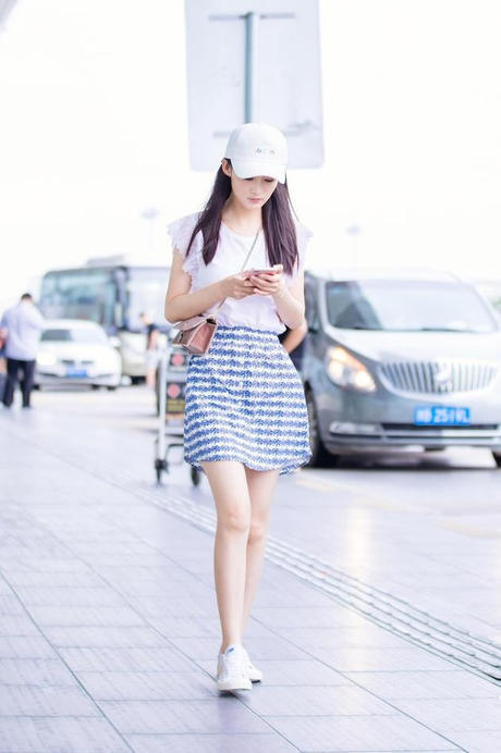 28岁李沁美腻了！一袭红色长裙明媚动人，网友：比孙怡还要美