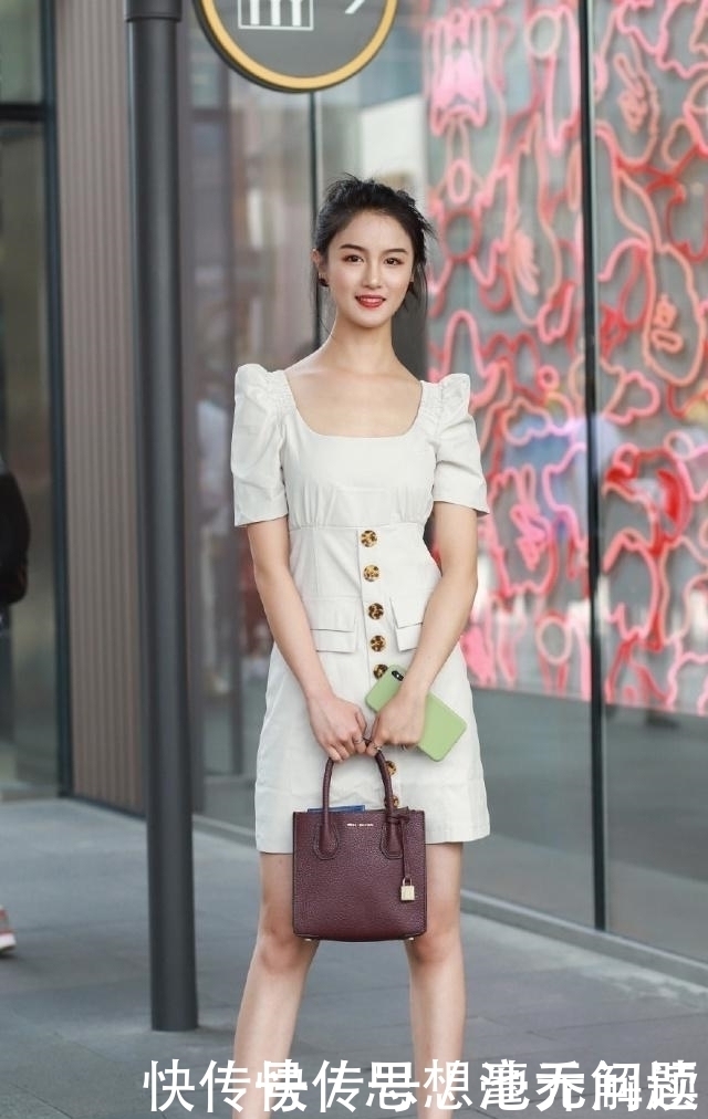 『俏丽』路人街拍,美女外形可爱俏丽,穿着运动风短裤休闲感十足