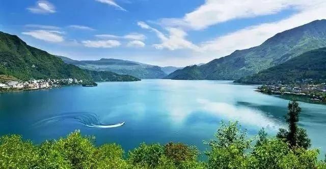 这个湖与邛海、泸沽湖齐名，是四川第三大天然高原湖泊