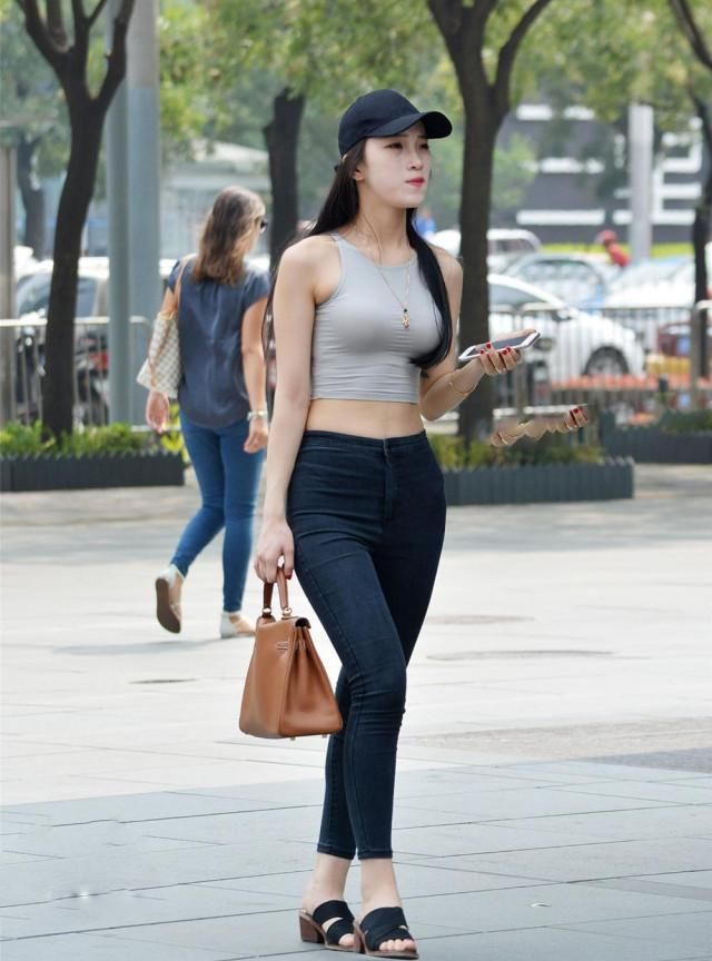  #丰挺#颜值高的美女穿紧身牛仔裤, 不仅身姿丰挺还“大气凛然”