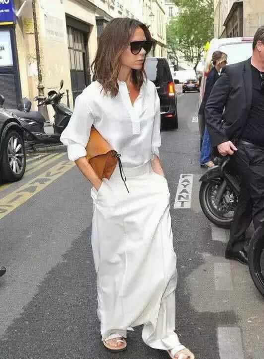 贝嫂罕见穿平底鞋出街，这身高尴尬了，网友：快回家换高跟鞋吧