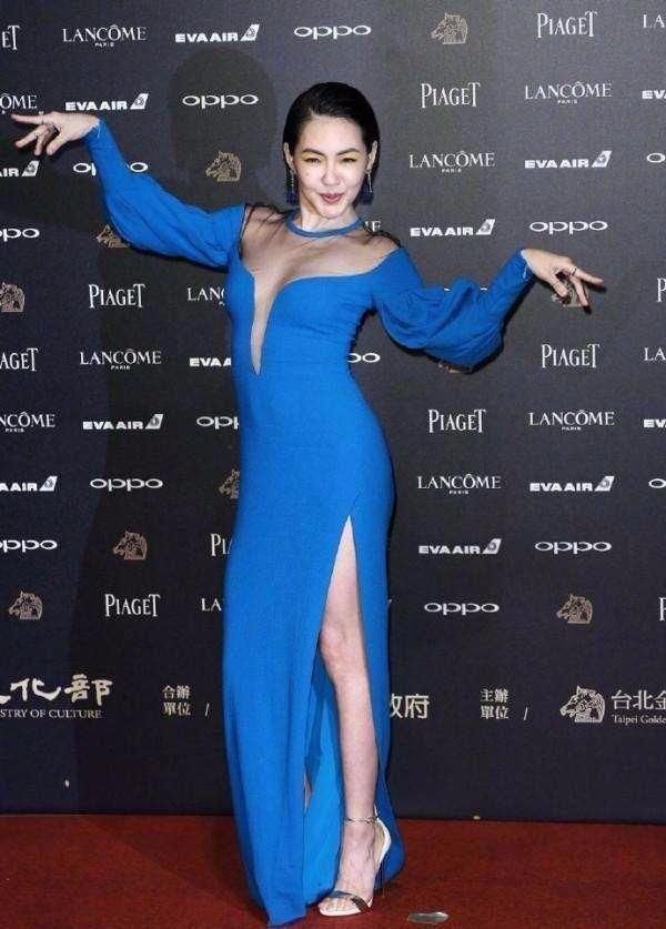 小S手舞足蹈扭个不停，卖力凹出S曲线!网友:踩“银针”好吓人!