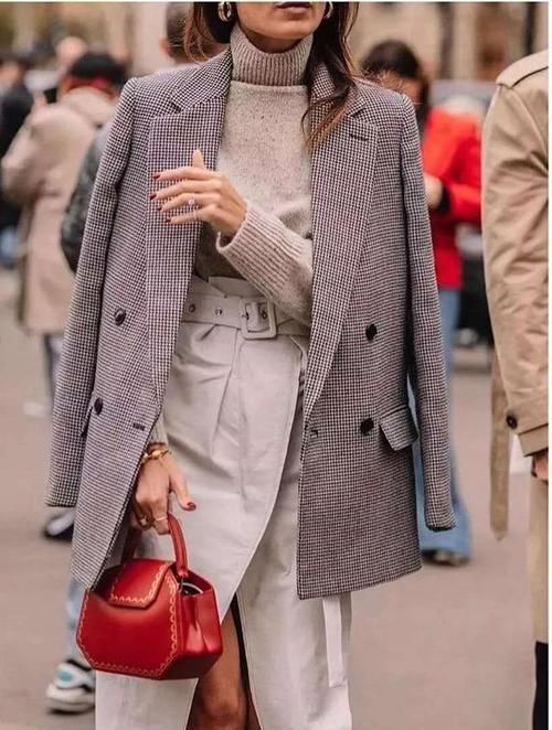  清爽：今年别穿风衣了，小西装让你清爽迷人，搭配裙装清新时尚